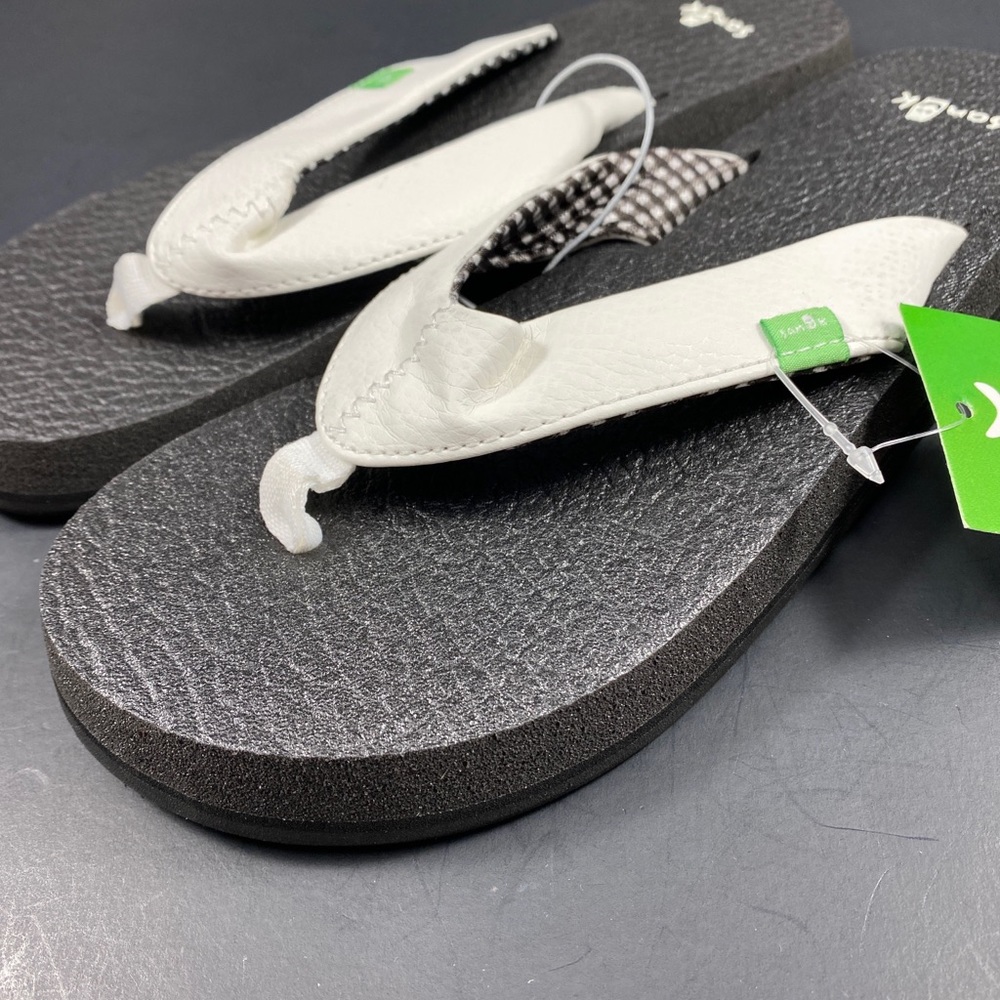 So Comfy! Sanuk women’s white strap yoga mat flip flop sandals size 6